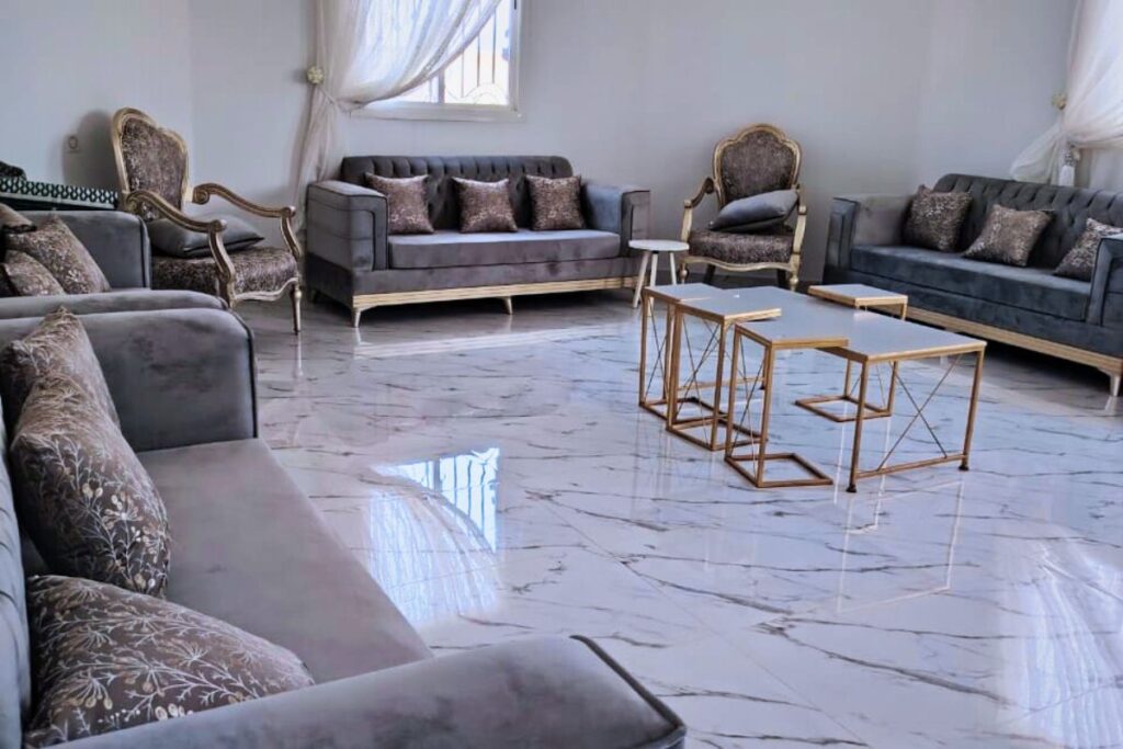 سوق الأثاث المستعمل في الطائف – أريكة أنيقة وبسعر مناسب